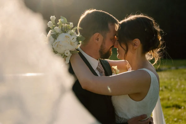 Un couple célébrant son mariage