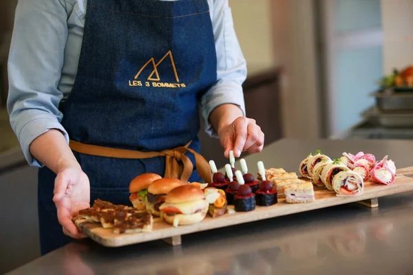 Service de petits plats au restaurant Les 3 Sommets