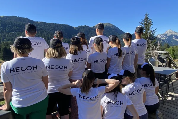 Un groupe réuni sur la terrasse des 3 Sommets